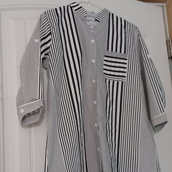 White and black blouse - Picture 1 of 1